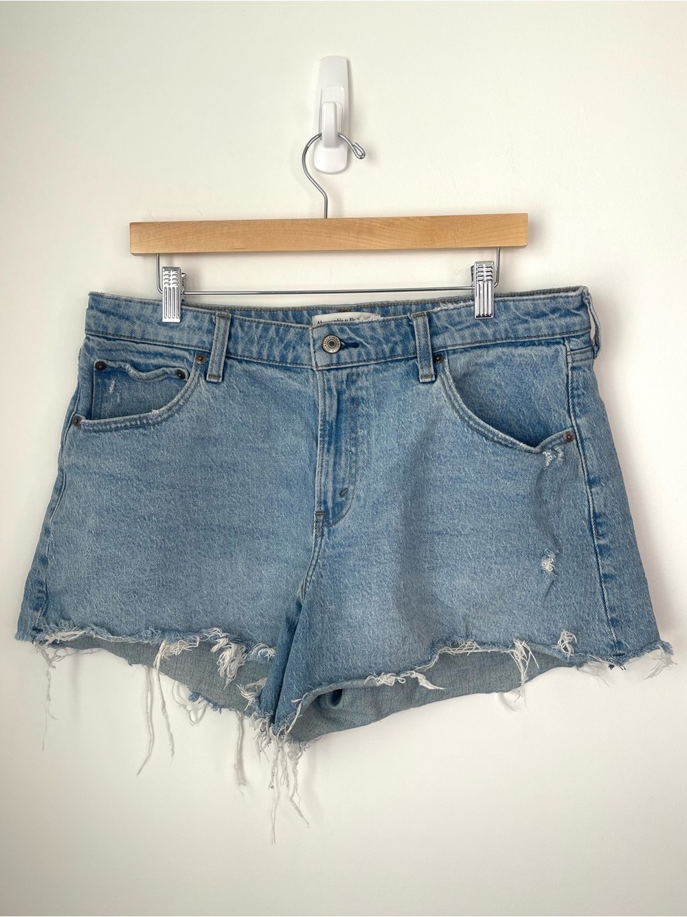 Abercrombie & Fitch Light Wash Frayed Denim Shorts size 32